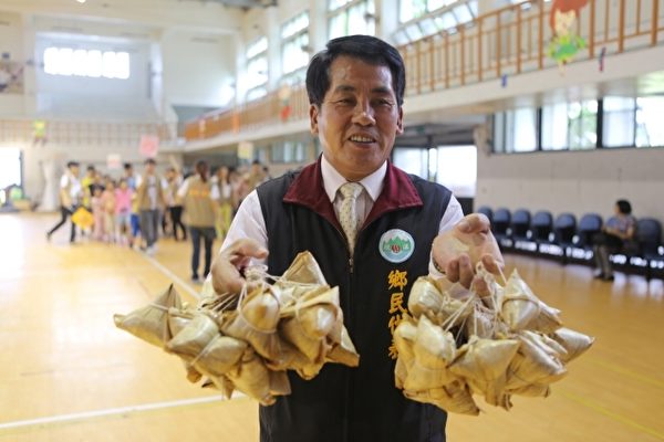 礁溪鄉民代表會李朝楝將現做的180顆粽子送到活動現場。(曾漢東/大紀元) 礁溪鄉民代表會李朝楝將現做的180顆粽子送到活動現場。(曾漢東/大紀元)