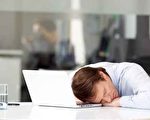 如果午休可達90分鐘，已經歷淺眠和深眠期，身體達到充分休息可以自然醒來。但是一般上班族與學生恐怕無法達到這麼長時間的午休。身心科醫師建議，每天中午能小睡10～20分鐘最好。（fotolia）