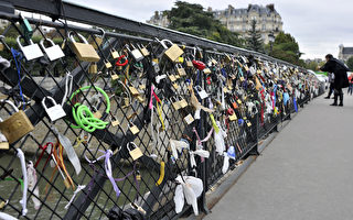 “情锁”太沉重 压垮巴黎艺术桥栏杆