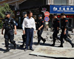 6月21日早晨，新疆喀什地區葉城縣發生駕車衝撞公安局及爆炸事件。中共官方報導稱，警方當場開槍打死13人。圖為，2013年7·5事件周年前，新疆烏魯木齊街頭滿布軍警。(MARK RALSTON/AFP/Getty Images)