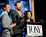 2014年4月29日，休•傑克曼（中）與喬納森•格羅夫（左）和劉玉玲在哥倫比亞廣播公司共同宣佈第68屆托尼獎入圍名單。（Jemal Countess/Getty Images for Tony Awards Productions）