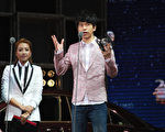 光良（右）上台领取Hito马来西亚歌手奖并发表感言。（星娱提供）