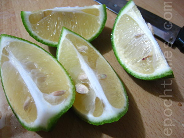 柠檬洗净后，用水果刀像切柳丁一样，纵切成四小片。(摄影：杨美琴/大纪元）