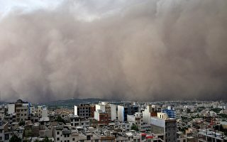 沙尘暴突袭伊朗4死30伤 国际航班停飞