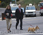 當天上午7點過，加州州長布朗（Jerry Brown）漫步前來為初選投票。加州第一狗比較急，一直趕在前面。第一夫人比較悠閒，還抱著一隻大咖啡杯。（馬有志／大紀元）