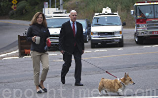 组图﹕州长夫妇投票  加州第一狗全程陪同