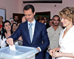6月3日，敘利亞現任總統阿薩德與妻子阿斯瑪．阿薩德在投票站投票。（AFP）