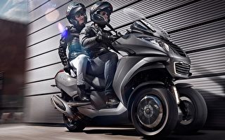 巴黎三区的Peugeot Scooter摩托车行