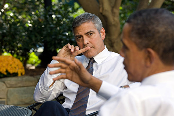 2010年乔治•克鲁尼在白宫与美国总统奥巴马谈论苏丹形势。(Pete Souza/The White House via Getty Images) 2010年乔治•克鲁尼在白宫与美国总统奥巴马谈论苏丹形势。(Pete Souza/The White House via Getty Images)