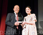 李保华律师（左）荣获2014AACA社区服务奖。（徐明/大纪元）