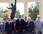 奧巴馬和奧朗德在美軍墓地悼念亡靈

(SAUL LOEB/AFP/Getty Images)
