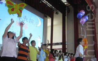 畢業典禮上，在校生以歌舞表達對學長的祝福。（李容耕／大紀元）
