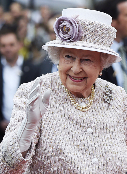 英國女王在巴黎市政府前向眾人揮手致意。(ERIC FEFERBERG/AFP)
英國女王在巴黎市政府前向眾人揮手致意。(ERIC FEFERBERG/AFP)