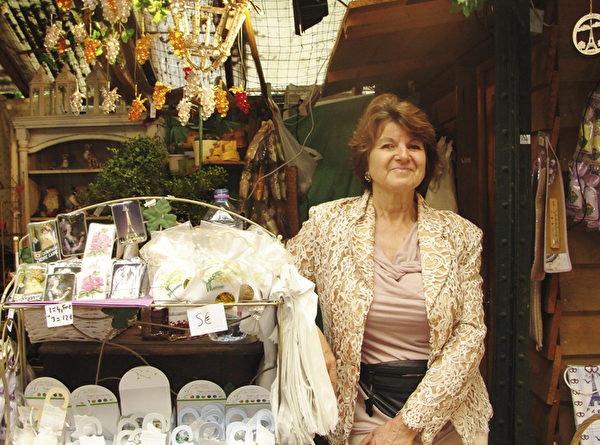 花市裡一家花店老闆martine Maraud女士感慨女王至今仍然很奔波,希望女王多休息。(慈蕊/大紀元) 花市裡一家花店老闆martine Maraud女士感慨女王至今仍然很奔波,希望女王多休息。(慈蕊/大紀元)