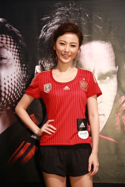 刘心悠会熬夜看球赛。(动力国际提供) 刘心悠会熬夜看球赛。(动力国际提供)