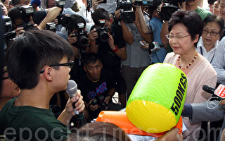 香港政改研討民團追擊高官和中共護法