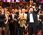 2014年6月8日，主持人休․傑克曼與獲獎者合影。（Theo Wargo/Getty Images for Tony Awards Productions）