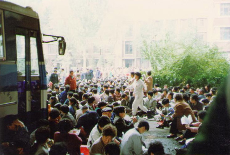 1999年4月11日,科痞何祚庥再次诬陷法轮功。为了澄清事实,消除该文的恶劣影响。4月18日至24日,天津数千名法轮功学员前往教育学院及其它相关机构反映实情。(网络图片)