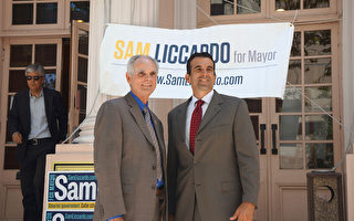 6月9日，聖荷西現任市長喬可力（左）正式為今年聖荷西市長競選人之一的李卡多（右）背書。（龔薇薇/大紀元）