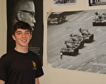美国麻州北牛顿高中学生德格鲁特（Henry DeGroot）在卧室内勇士王维林阻挡中共坦克车的海报前留影。（毕儒宗／大纪元）