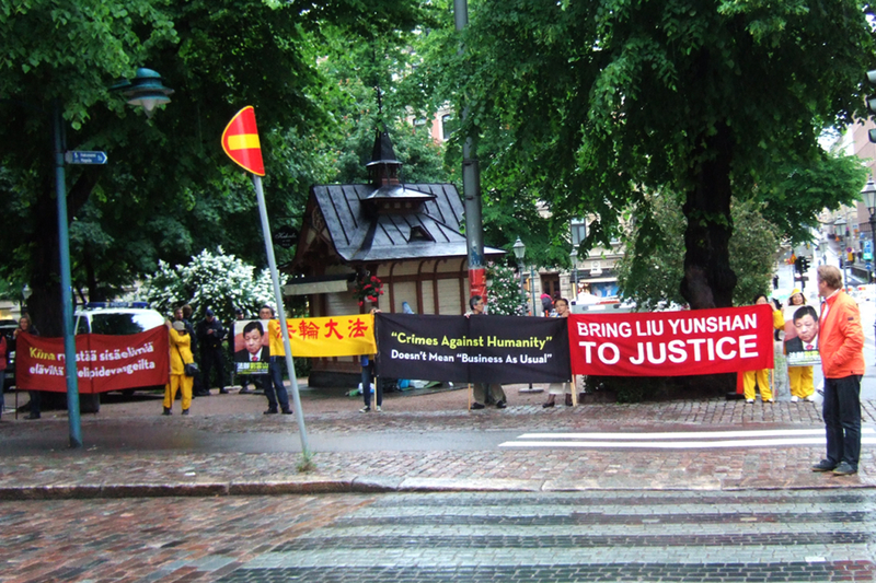 12日,中共政治局常委劉雲山一行在芬蘭訪問,沿途遭遇法輪功學員的抗議。(大紀元)