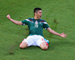 打入一球后，墨西哥的佩拉尔塔兴奋不已。(Miguel Tovar/Getty Images)