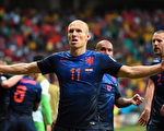 本场比赛的亮点之一，荷兰队的罗本（中）。（DAMIEN MEYER／AFP）