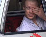 6月4日的一份录像显示，美国陆军中士伯格达尔（Bowe Bergdahl）在被释放前夕的画面。（AFP PHOTO/Al-Emara）