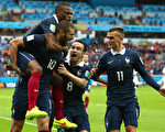 世界杯E组第二场法国对洪都拉斯的比赛中，法国10号球员本泽马（左站立者）成为比赛最大功臣，帮助球队3-0取胜暂居小组第一。(Ian Walton/Getty Images)