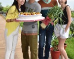 林心如(左起)、邹承恩、许玮甯(右),为谢佳见(中)庆生。(联意制作提供)