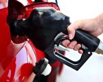 专家预测，如果伊拉克国内冲突继续升温，未来1到2周内，美国汽油价格可能会升至2014年以来的新高。(Joe Raedle/Getty Images)