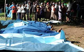 2014年6月16日，50名索馬里青年黨恐襲姆佩基東尼後，死者親屬在醫院外認屍。（SIMON MAINA/AFP/Getty Images）