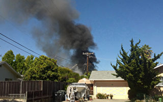 加州硅谷桑尼维尔民宅大火 两屋损毁