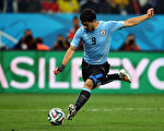 巴西时间6月19乌拉圭对英格兰的比赛中，苏亚雷斯一人独中两球，尽显巨星风范。（Julian Finney/Getty Images）