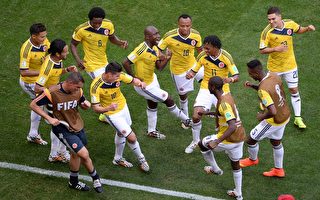 6月19日，哥伦比亚队在同科特迪瓦的比赛中率先破门，随后队员们一起跳起秀其舞技来。（EVARISTO SA/AFP/Getty Images)