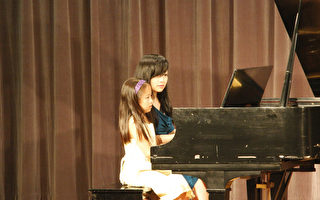 钢琴教师为学生举办夏季钢琴演奏会