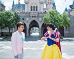 小煜在香港迪士尼乐园与白雪公主相遇。(种子音乐提供)