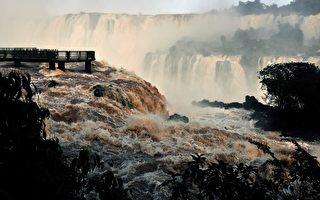 组图：世界七大奇景之一 巴西伊瓜苏瀑布
