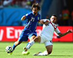 RECIFE, BRAZIL - JUNE 20:  Andrea Pirlo of Italy and Jose Miguel Cubero of Costa Rica compete for the ball during the 2014 FIFA World Cup Brazil Group D match between Italy and Costa Rica at Arena Pernambuco on June 20, 2014 in Recife, Brazil.  (Photo by Jamie McDonald/Getty Images)
