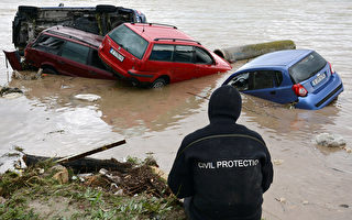 保加利亚洪灾14死 马路成泥河