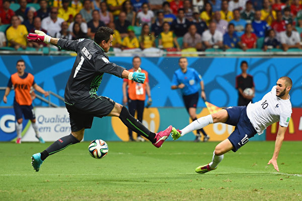 法國的本澤馬（右）攻入個人在本屆盃賽中的第4粒進球。(Christopher Lee/Getty Images)
