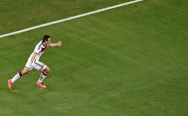 克洛澤的一粒進球，為德國追平了本場比賽的比分，也為自己追平了羅納爾多的個人歷屆世界杯中15粒進球的賽事記錄。(FRANCOIS XAVIER MARIT/AFP)