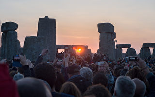 英国巨石阵上万人庆祝夏至日出