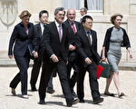 6月20 日，德國西門子 總裁（左）Joe Kaeser 和日本三菱總裁Hanasawa（ 中）等抵達愛麗捨宮開會。(ALAIN JOCARD/AFP/Getty Images)