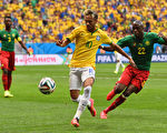 图：内马尔(10号)甩开对方两名后卫的夹击，为巴西打入第二个球。(Stu Forster/Getty Images)