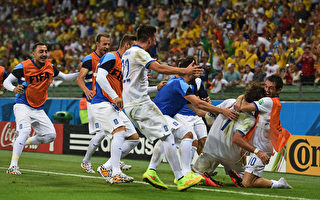 希腊队员在比赛结束前的最后一刻，起死回生，那种喜悦，只有队友们最了解。  
( Laurence Griffiths/Getty Images)
