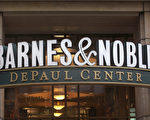 美国最大的零售连锁书店巴诺（Barnes & Noble）周三宣布计划拆分旗下电子媒体业务。图为芝加哥一家巴诺实体书店的标志。（Scott Olson/Getty Images）