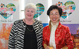 驻澳大利亚代表张小月（右）与坎培拉首都特区议会议
长邓安琪（Vicki Dunne），26日为“光影叙事”台湾
女性摄影家作品展共同揭幕。
（驻澳大利亚代表处提供）