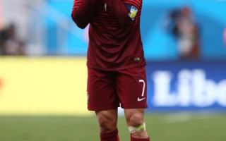 世界足壇排名第二、身價過億的巨星C羅，在第20屆世界盃小組賽葡萄牙出局后，淒然淚下。(Adam Pretty/Getty Images)