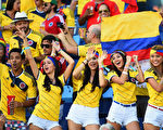 6月24日，足球迷组成啦啦队为哥伦比亚队加油。（Christopher Lee／Getty Images）
